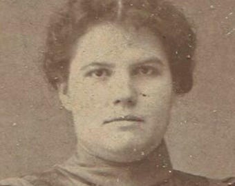 Vintage Cabinet Card Portrait - Original Studio Photo Of Woman In High-neck Gown
