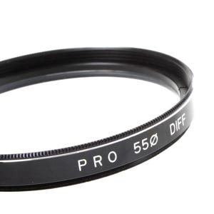 Könnte beinhalten: Ein schwarzer Objektivfilter mit dem Aufdruck "PRO 55Ø DIFF" auf der Seite.