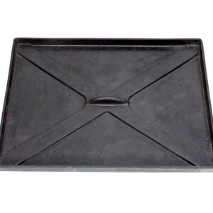 Puede incluir: Una bandeja rectangular negra con borde elevado y asa. La bandeja tiene una superficie texturizada y un diseño de líneas entrecruzadas. La bandeja se utiliza probablemente para contener objetos o recoger derrames.