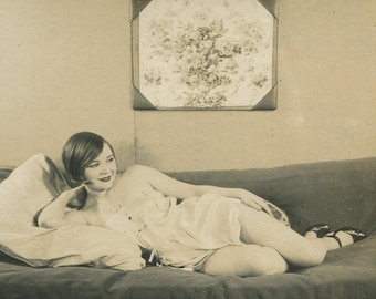 Mulher relaxando em um sofá. Vista estereoscópica.