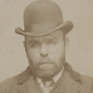 1895年、J.J. 容疑で逮捕された非常に威圧的な大工の顔写真 - ニューヨーク市、ニューヨーク州