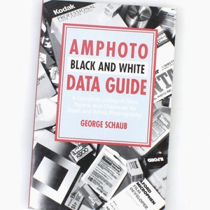 Könnte beinhalten: Ein Buch mit dem Titel "AMPHOTO BLACK AND WHITE DATA GUIDE" von George Schaub. Der Umschlag zeigt eine Collage aus Schwarzweißfilm, Papier und Chemikalien.