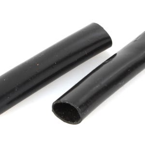 以下が含まれることがあります： 白い背景に、2本の黒い円筒形のゴムチューブが斜めに配置されています。チューブは中空で、柔軟な素材でできているようです。端は開いており、内部が見えます。