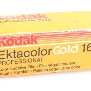 Puede incluir: Caja de película Kodak Ektacolor Gold 160 Professional amarilla. La caja tiene texto rojo y negro, incluyendo "Color Negative Film". La caja está ligeramente desgastada, lo que sugiere que es vintage.