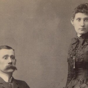 Vintage foto kastkaart: Tall Thin Couple, Rattling Bones, Olean NY - humeurig portret, wanddecoratie, fotorekwisiet