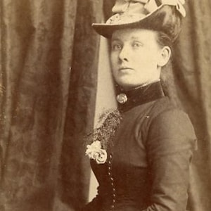 Retrato de la dama bien vestida que sostiene documento - Kirkcaldy, Reino Unido - Taylor & Hijos