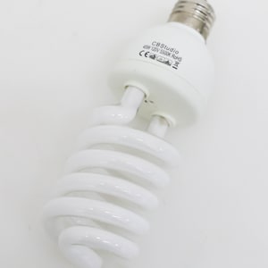 Pode incluir: Uma lâmpada CFL branca de 45W 120V 5500K com forma espiral e uma base padrão de rosca. A lâmpada é etiquetada como "CBStudio" e possui as marcas CE e RoHS.