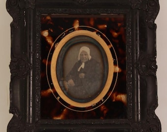 Early Daguerreotype Portrait Of Elderly Woman In Gutta Percha Frame - Paris