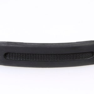 Puede incluir: Asa de transporte acolchada negra con una correa de nylon negra. El asa tiene la palabra "TUMI" grabada en relieve.