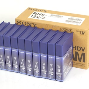 Puede incluir: Una caja de diez cintas de video Sony Mini DV HDV DVCam de 12 horas, de color azul. La caja es marrón con texto blanco y las cintas están etiquetadas con el logotipo de Sony y el texto "DVCAM" y "HDV".