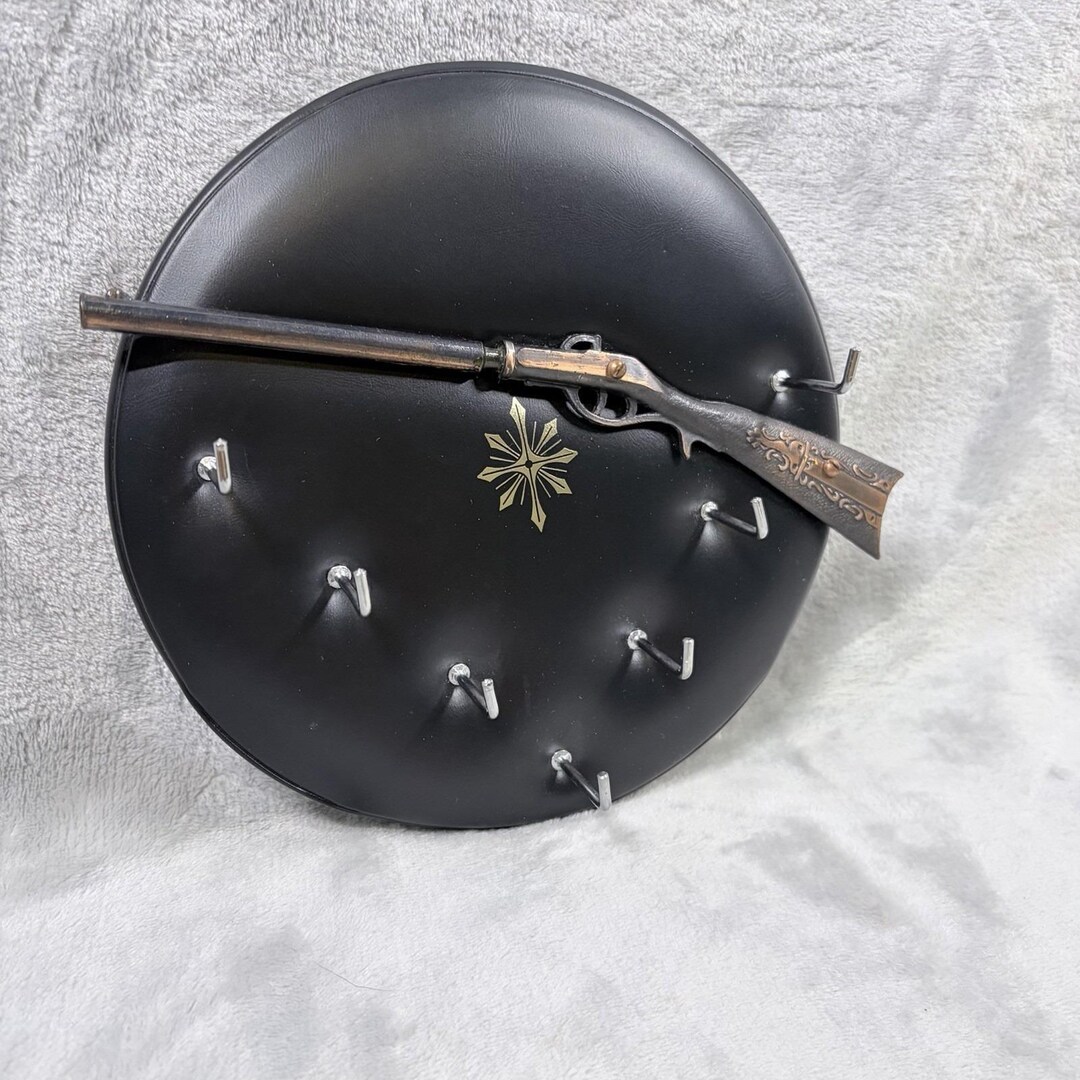 Key Holing Rifle Vintage Made in Japan Rifle Wall Plaque Key Holder Rack Tufted Vinyl 8 ...