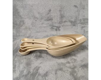 Vintage EKCO Tan Beige Nesting Measuring Cup Scoop Spoon Set 4pc USA 1970s Retro
