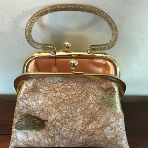 Monedero vintage con detalles de pan de oro y asa dorada con purpurina