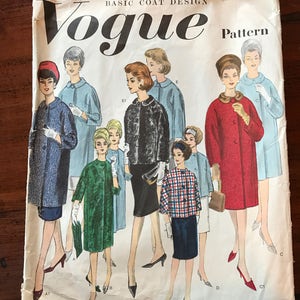 Może przedstawiać: Wzorzec szycia vintage Vogue do podstawowego projektu płaszcza. Wzorzec jest oznaczony numerem 3008 i przedstawia siedem różnych kobiet noszących różne style płaszczy w różnych kolorach, w tym czerwony, niebieski, zielony i czarny.