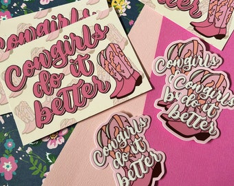 Op de afbeelding: Vier roze en witte stickers met de tekst "Cowgirls do it better" en een roze cowboylaarsontwerp.