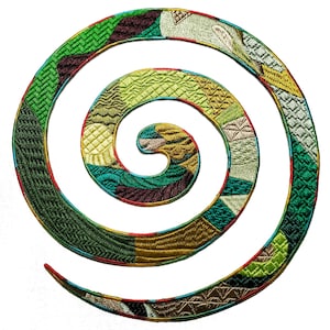 Puede incluir: Un diseño de espiral bordado colorido. La espiral está compuesta por varios parches de tela verdes, amarillos y marrones, cada uno con una textura y un patrón únicos. Los bordes están delineados con costuras rojas y azules, creando una obra de arte vibrante.