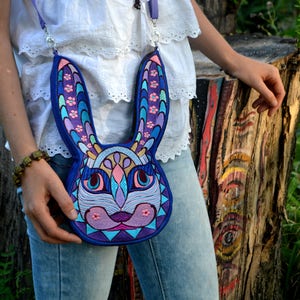 Bolso multicolor, Bolso bordado Conejo Azul, Bolso adolescente fantasía, Cartera Boho Art, Bolso festivo con forma de conejo, Bolso estilo hippie