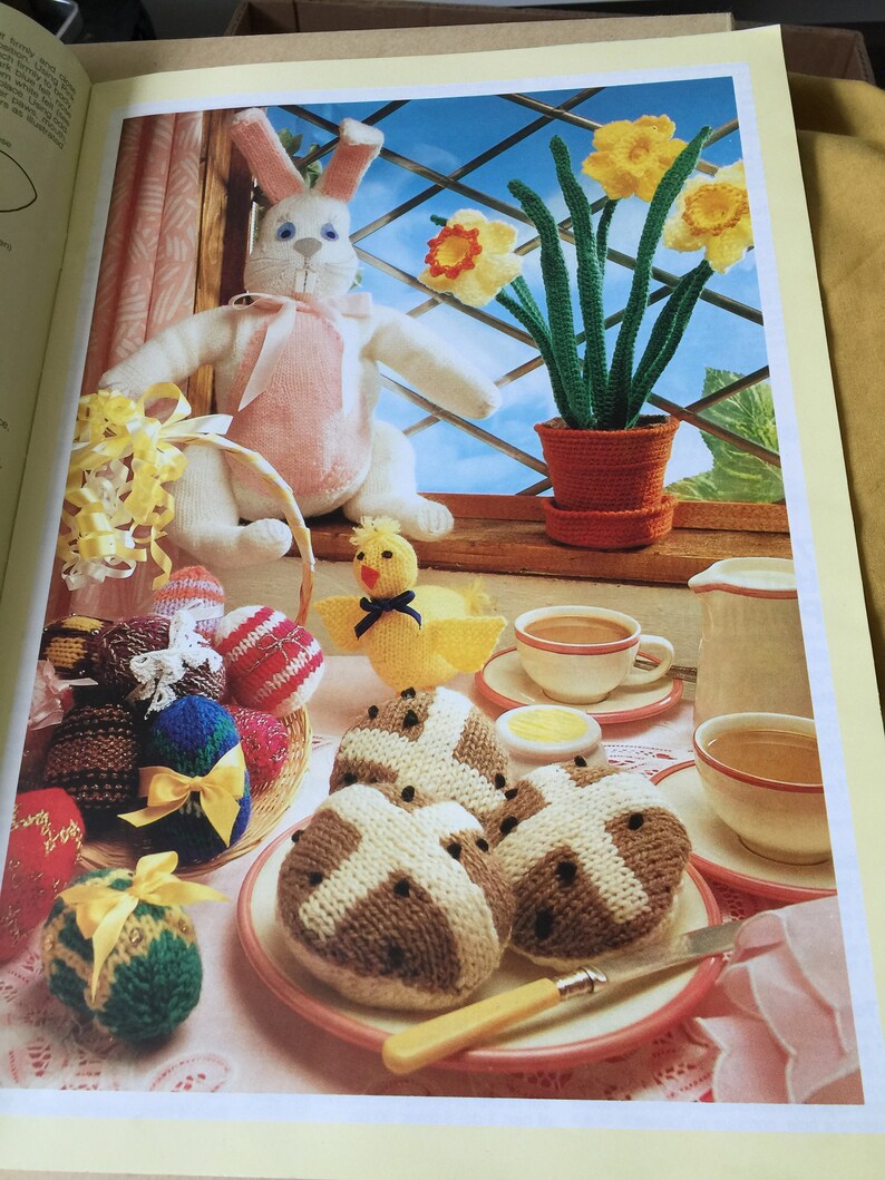 Loweth 594 party time knitting book Halloween was easter christmas 27 different items to do Easter bunny Halloween costumes advent