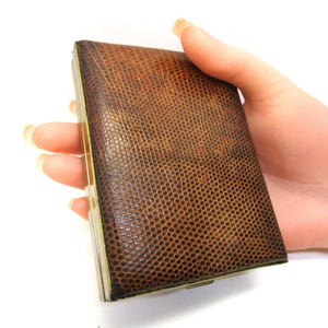 Vintage Französisch SNAKESKIN Handtasche Kosmetik Zigarettenschachtel 1940 Frankreich Messing Fall Taschenspiegel Rotes Leder Innen Damen Geldbörse Accessorie