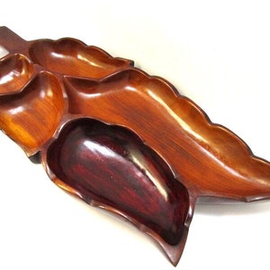 Bandeja de madera dividida grande de 25" Mesa de centro de caoba con credenza Bandeja de 5 secciones con hojas de madera exótica Bandeja de madera de mediados de siglo Bandeja de madera tallada a mano