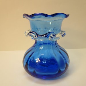 Jarrón vintage azul cobalto de capullo pequeño con forma de reloj de arena, bulbo acanalado, borde ondulado con volantes y marca de pontil miniatura azul turquesa, ribete de ribete.