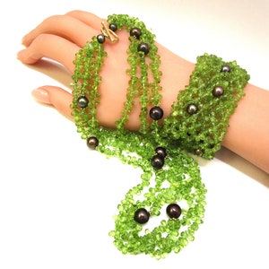3-trådigt halsband med peridot och svart pärla, choker, 20" smaragdgrönt spetsarmband, naturlig peridot, trumlade stenar och pärlor