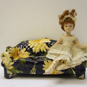 Vintage Dollhouse Furniture Dollhouse Couch Dollhouse Sofa Porcelain Dollhouse Couch Daisy Decoupage Ceramic Couch Doll Furniture