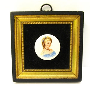 Antike viktorianische handbemalte Porzellan Cameo Brosche Dame in blau umrahmt Wandbehang Miniatur Goldvergoldung Rahmen schwarzer Samt umrahmte Brosche