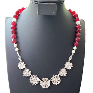 Puede incluir: Un juego de tres tazas de cerámica con un acabado moteado y mate. Las tazas son en tonos crema, gris claro y gris oscuro. Cada taza tiene un diseño simple y minimalista, perfecto para café o té.