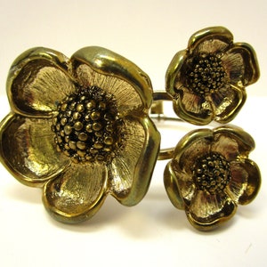 1950s Hinged Bangle Bracelet Dogwood Flowers Antique Gold Tone Large Wild Roses Clamper Bangle Bracelet MCM Hinged Statement Bracelet Bangle