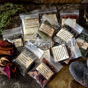 Peut inclure: Une collection de petits sachets en plastique transparent remplis d'herbes séchées, de résines et de plantes, chacun portant une étiquette beige avec du texte noir décrivant son contenu, notamment lavande, pétales de rose, encens et sang de dragon.