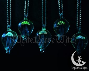 Collana luminosa a forma di medusa, ciondolo a forma di medusa in vetro soffiato, ciondolo a forma di sirena che si illumina al buio, collana Ocean Wish, regalo per gli amanti del mare e dell'abbigliamento da spiaggia