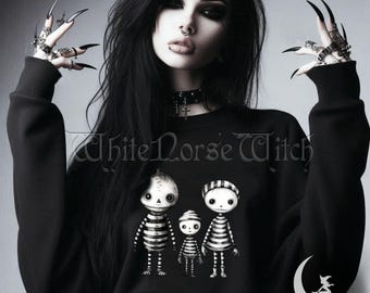 Schräges Voodoo Puppen Sweatshirt - Dunkler Goth Pullover, Gruseliges Gothic Familien Portrait Rundhals Ausschnitt, Emo / Edgy / Alt Kleidung