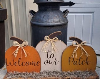 Welkom bij Our Patch, een trio houten pompoenen als herfstdecoratie.
