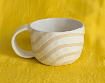 Taza CALM hecha a mano: Diseño de olas en cerámica BLANCA
