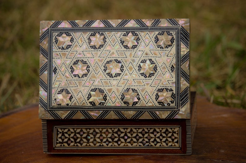 Tesated Egyptian Inlaid Mother Of Pearl Wooden Jewelry Image 0