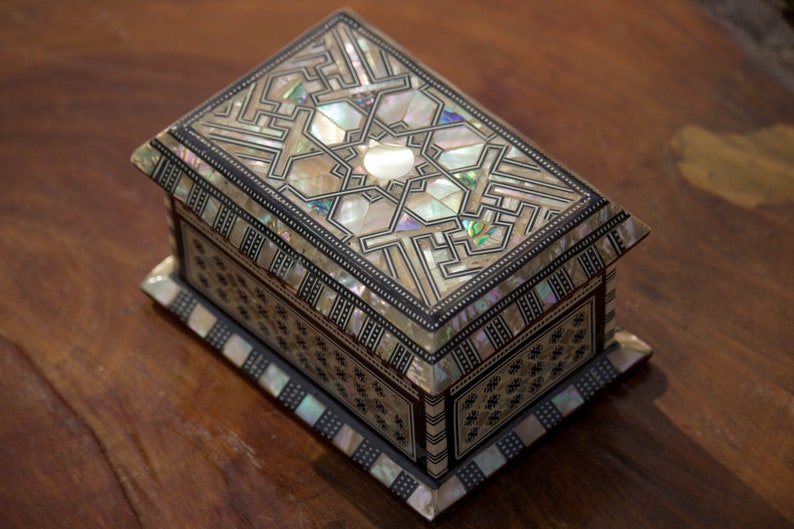 Royal Egyptian Inlaid Mother Of Pearl Wooden Jewelry Ic Image 0