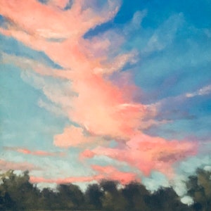 Könnte beinhalten: Ein Pastellbild eines rosa und blauen Himmels mit Wolken. Der Himmel ist hellblau mit rosa Wolkenstreifen. Die Wolken sind flauschig und weiß. Im Vordergrund befinden sich Bäume und am unteren Rand des Bildes ein Grasfeld.