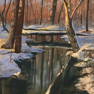 Puede incluir: Una pintura de una escena de bosque nevado con un pequeño arroyo que lo atraviesa. El arroyo se refleja en el agua, y hay árboles a ambos lados del arroyo. Los árboles están desnudos y el suelo está cubierto de nieve.