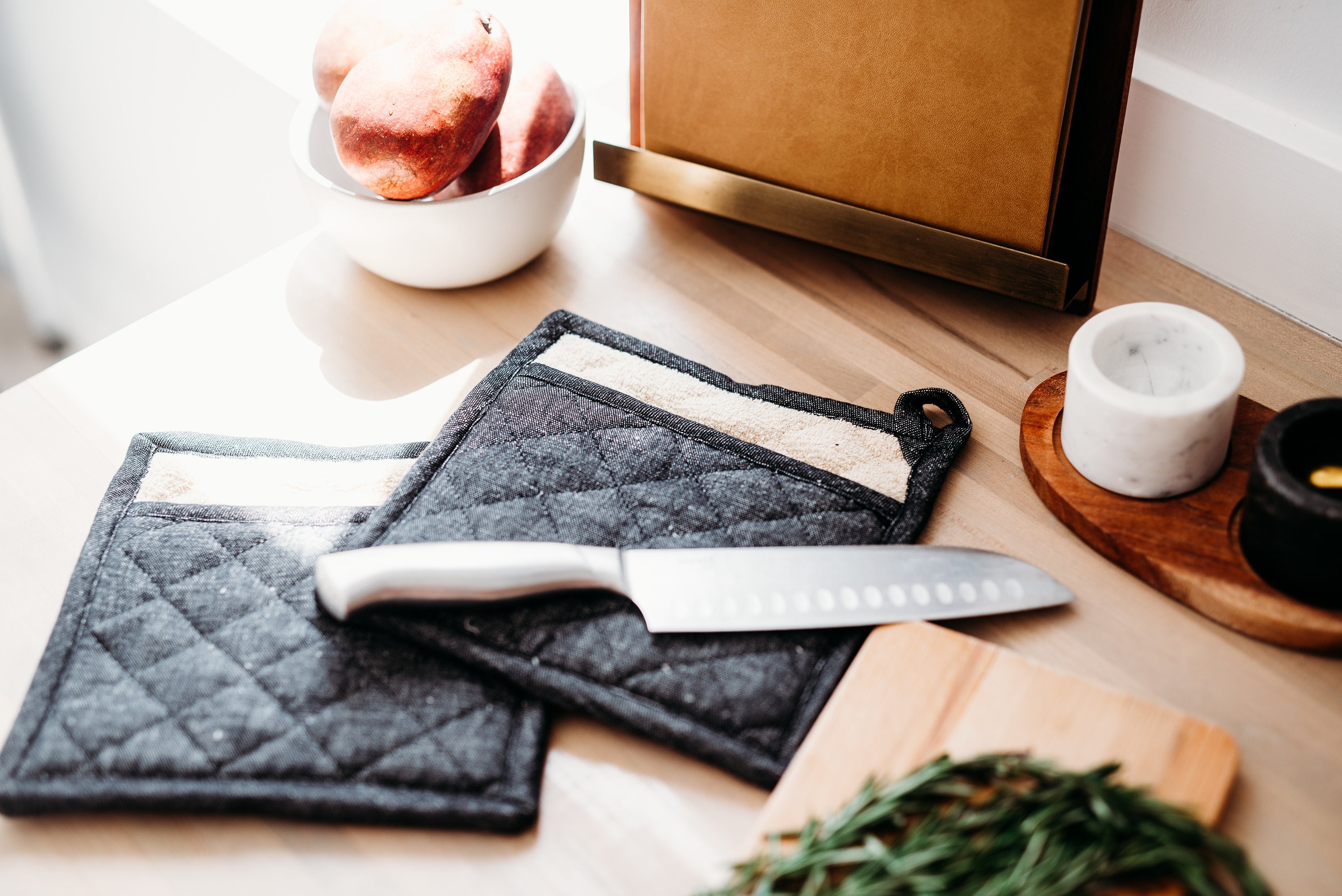 Luxurious Oven Mitt & Quilted Pot Holders, Linen-Cotton, Set - Charcoal Grey