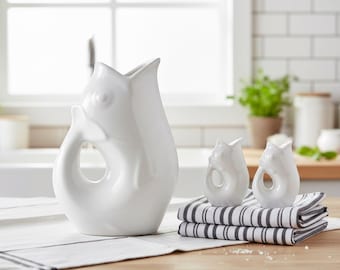 Jarra blanca grande de 1,18 l (42 oz), incluye salero y pimentero, y paños de cocina (juego de 5)