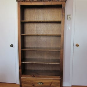 Grote roze gesneden boekenkast houtbewerkingsplan met lade, eenvoudige houtbewerking, eenvoudig snijwerk, meubelplannen, doe-het-zelf meubelplannen.