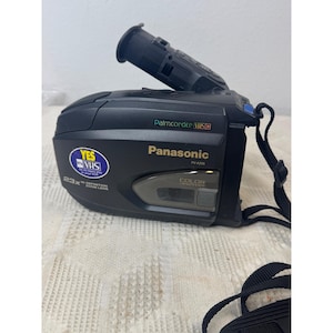 Videocámara Panasonic Palmcorder PV-A208 VHS-C con objetivo zoom de alta definición 23x y visor.