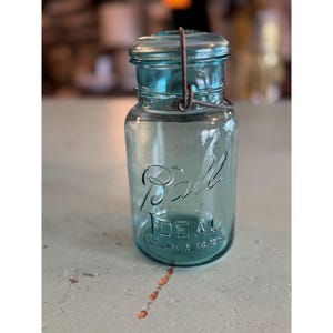 Antieke bal ideaal blauwe glazen pot uit de jaren 1920 met deksel en metalen beugelsluiting