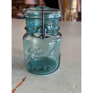 Antieke bal ideaal blauwe glazen pot uit de jaren 1920 met deksel en metalen beugelsluiting