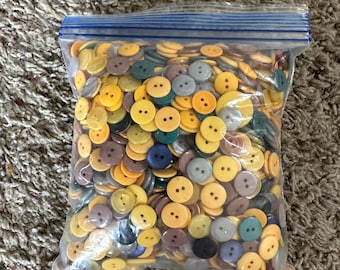 Vintage Assorted Yellows, greens & blue Buttons, vintage buttons, sewing buttons, collectible buttons, bulk buttons,