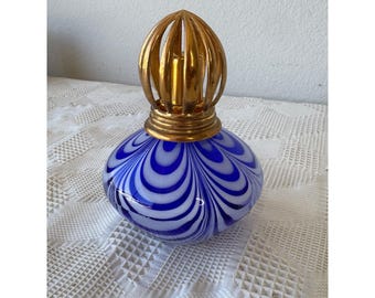 Lámpara de fragancia moderna La Tee Da con remolinos azules y blancos en tono dorado.