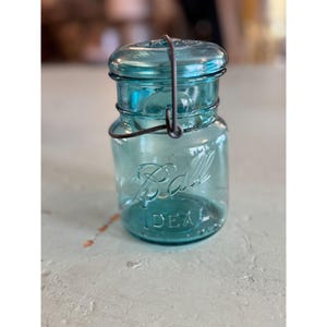 Antieke bal ideaal blauwe glazen pot uit de jaren 1920 met deksel en metalen beugelsluiting