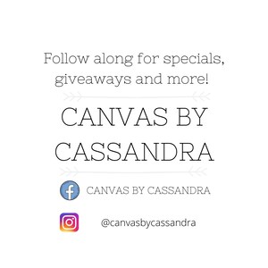 Pu&ograve; includere: Una grafica con il testo "CANVAS BY CASSANDRA" in nero con frecce che puntano a sinistra e a destra. Sotto il testo ci sono icone di social media per Facebook e Instagram con il testo "CANVAS BY CASSANDRA" e "@canvasbycassandra".