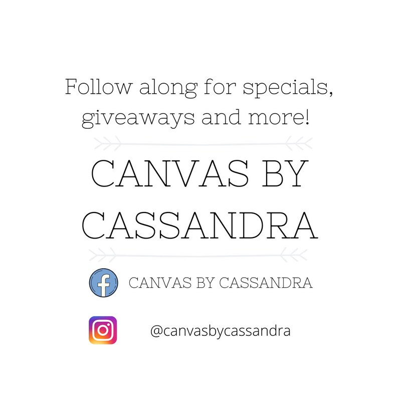 Pu&ograve; includere: Una grafica con il testo "CANVAS BY CASSANDRA" in nero con frecce che puntano a sinistra e a destra. Sotto il testo ci sono icone di social media per Facebook e Instagram con il testo "CANVAS BY CASSANDRA" e "@canvasbycassandra".
